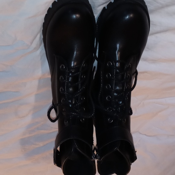 Shoes - Picture 4 of 6